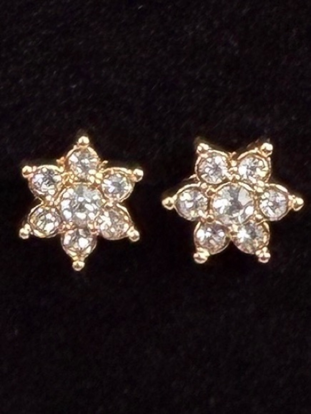 Pretty goldtone, bling star pierced lightweight earrings